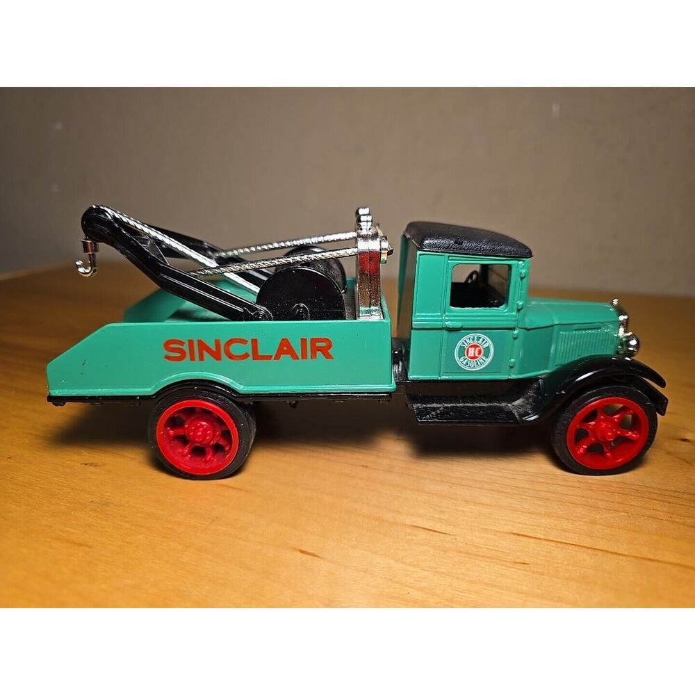 Ertl Sinclair 1931 Hawkeye Wrecker Bank 1/25 scale 6.5" Made in USA